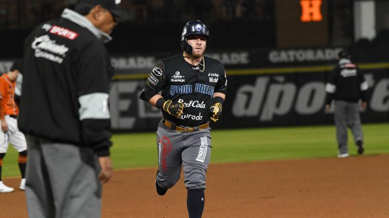 Esteban “Pony” Quiroz conecta dos jonrones.