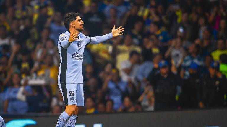 Diego Valdés festeja su gol.