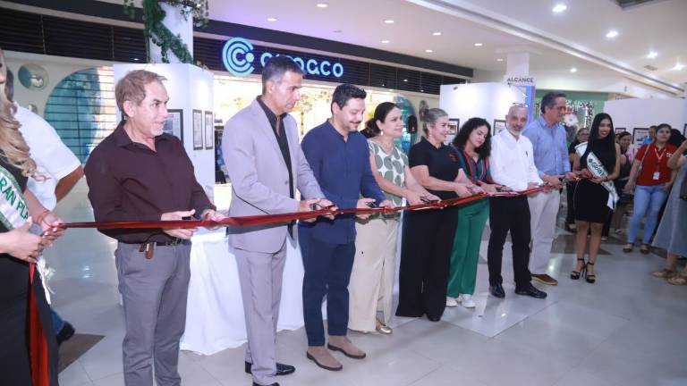 Directivos de grupo Editorial Datemex e invitados aliados realizaron el corte del listón inaugural de “50 años de portadas”.