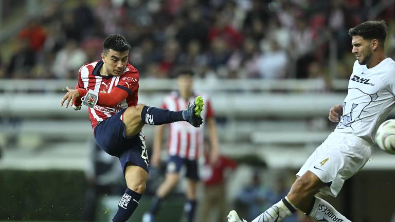 Fernando Beltrán marca el gol de Chivas.