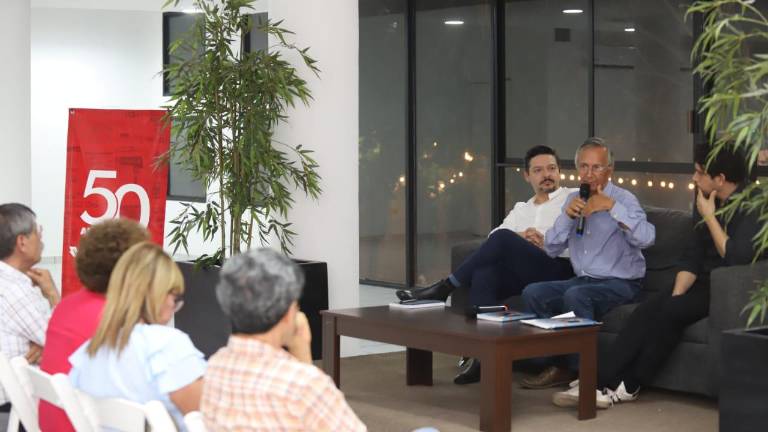 Adrián López Ortiz y Jorge Ibarra Martínez acompañaron a Arturo Santamaría Gómez en la presentación de su libro “Sinaloa Milagro de Luz: Identidades e imaginarios en la narrativa sinaloense”, en Culiacán.
