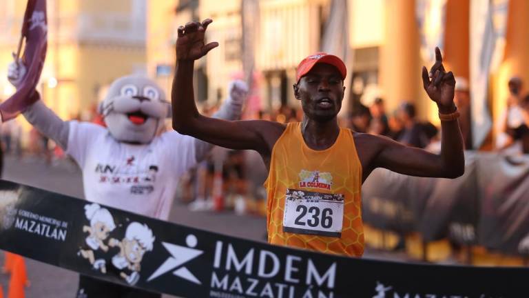 Geoffrey Kenisi Bundi llega triunfal a la meta.
