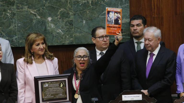La madre buscadora María Isabel Cruz recibe el Premio Norma Corona Sapién en el Congreso de Sinaloa por su trabajo a favor de los derechos humanos.