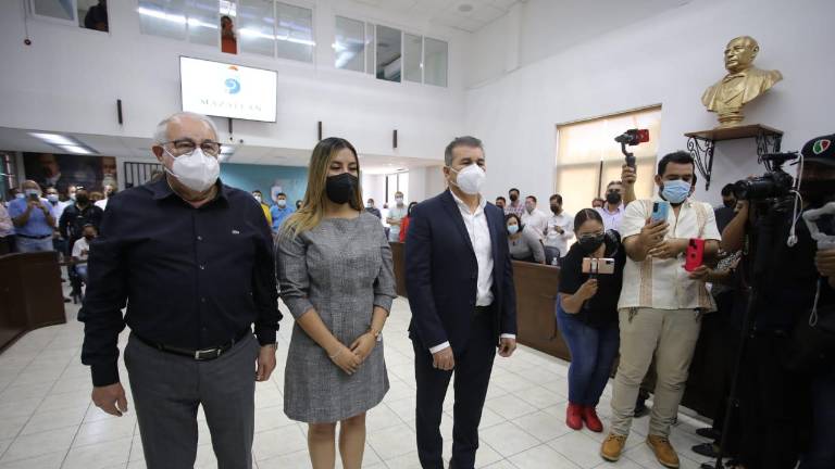 Los nuevos funcionarios al rendir protesta para sus cargos.