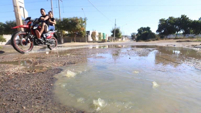 La alcantarilla rebosada mantiene la zona infestada de aguas negras.
