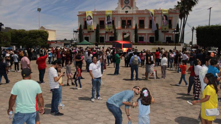 En la explanada municipal de Rosario se reúnen para observar el fenómeno astronómico.