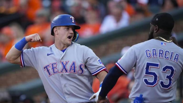 Josh Jung celebra con Adolis García luego de conectar cuadrangular para los Rangers.