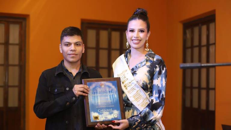 Tonatiuh Salcedo Rodríguez a recibir su reconocimiento.