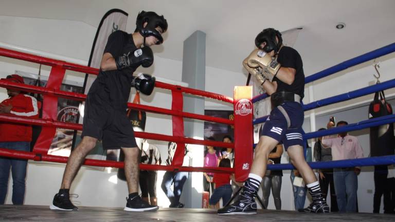 Peleas de exhibición se celebraron para amenizar el evento.