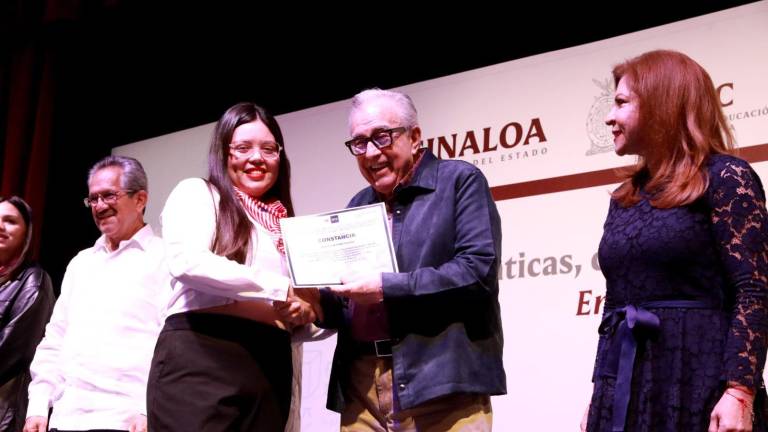 Rubén Rocha Moya entregó reconocimientos a 350 maestros que cursaron el Diplomado en Matemáticas, Ciencias y Lenguajes.