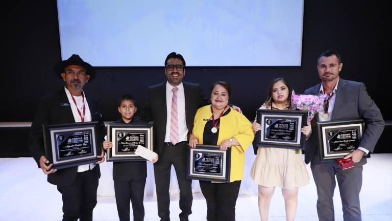 El Alcalde de Culiacán Juan de Dios Mendívil, junto a los galardonados Alejandro Rentería, Ieshua Emmanuel Montoya, María Dolores Ayala, Carolina Montes y Héctor Iván Murillo.