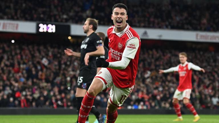 Gabriel Martinelli celebra su gol, el cual fue el segundo para el Arsenal y con el remontaron el marcador ante el West Ham.