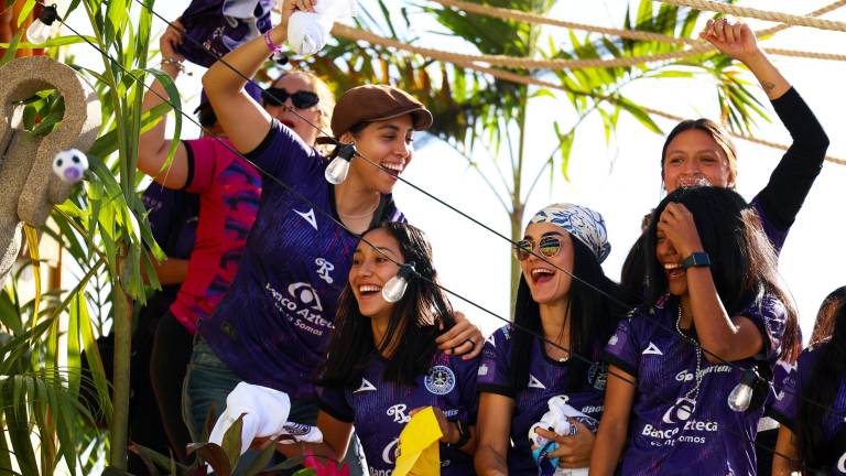 Mazatlán Femenil también estuvo presente en el desfile del Carnaval.