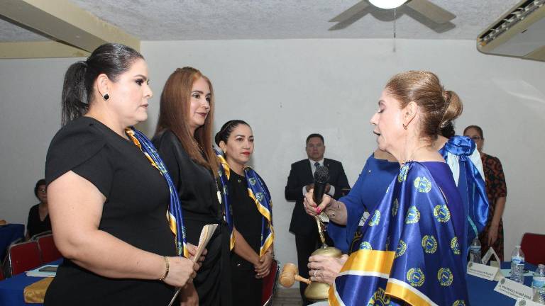 Las nuevas integrantes del Club de Leones rindieron protesta.