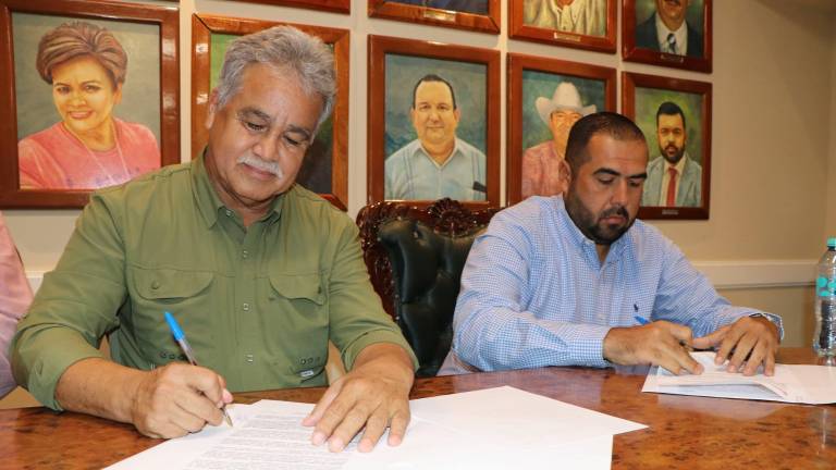 Luis Miguel Flores Campaña, rector de la UPMYS, y el presidente municipal de San Ignacio, Luis Fernando Loaiza Bañuelos firmaron el convenio.