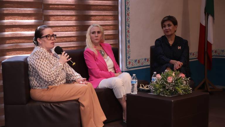 Mujeres profesionistas y líderes participan en un foro convocado por el Instituto Mexicano de Contadores Públicos de Sinaloa.