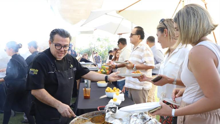 El chef Julián Portugal participó en la tercera parrillada organizada por la Asociación Origami Vida Interna AC.
