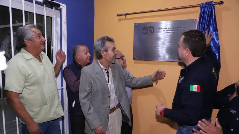 Jorge Angelikas, Leonel Gaxiola y Francisco Sillero, tres de los fundadores junto a Ramón Antonio Osuna, develaron la placa del 50 aniversario.