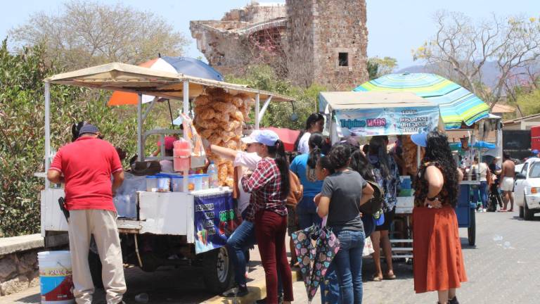 Comerciantes aprovechan el Viacrucis, pero la violencia y la crisis afectan la afluencia.