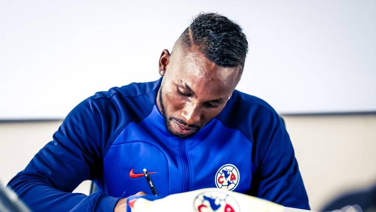 Julián Quiñones al momento de firmar su vínculo con el Club América.