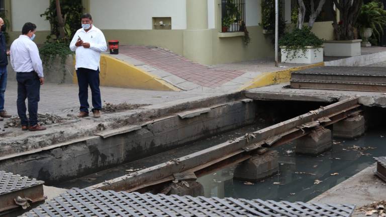 La viga que soporta la estructura metálica está dañada.