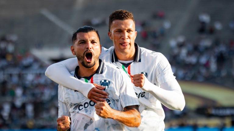 Jesús “Tecatito” Corona celebra su gol.