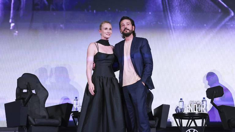 Diego Luna estuvo acompañado por la actriz Genevieve O’Reilly