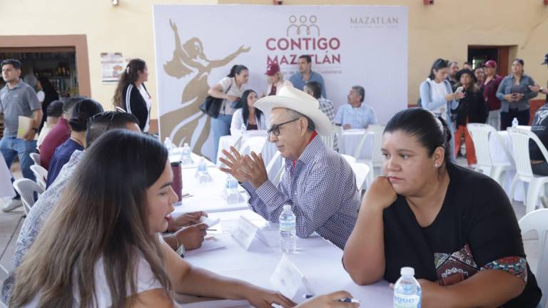 Personas de El Quelite recibieron atenciones de las autoridades y apoyos.
