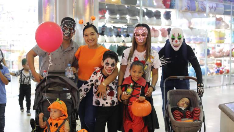 Con atuendos de catrinas, momias, calabazas, personajes favoritos de caricaturas o zombies de ultratumba salieron los niños en compañía de sus padres a pedir dulces el Día de Brujas.