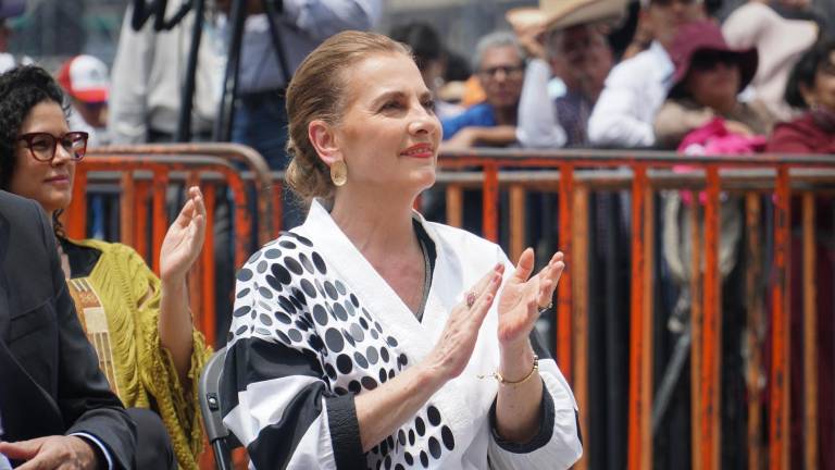 La escritora e historiadora, Beatriz Gutiérrez Müller, estaría planeando residir en Madrid con su hijo Jesús Ernesto, quien continuará sus estudios universitarios.