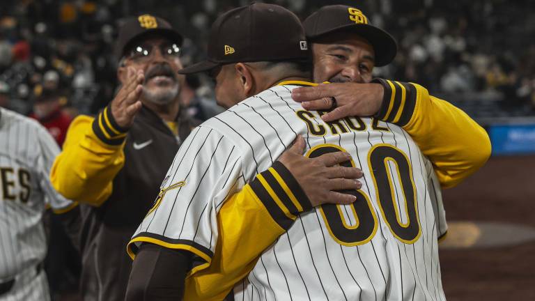 Omar Cruz es felicitado tras su debut en las Mayores.
