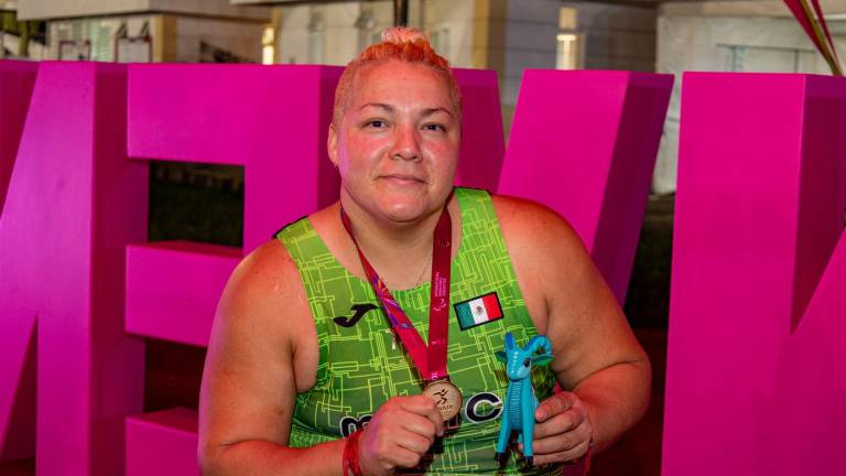 Rosa María Guerrero luce su medalla de oro.
