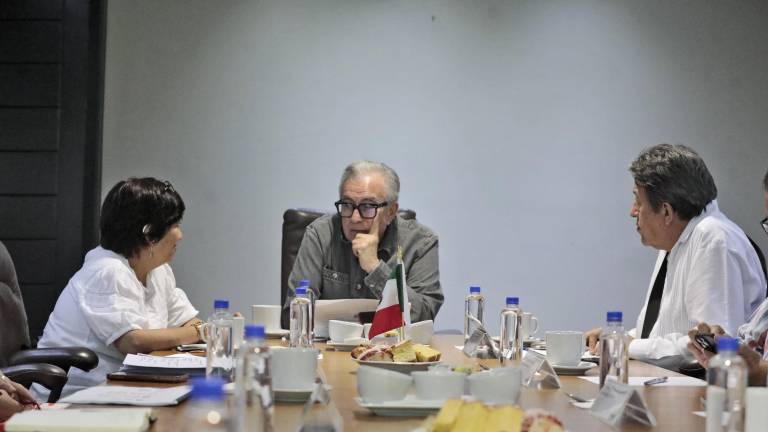 El Gobernador Rubén Rocha Moya en una reunión en el despacho de Palacio de Gobierno.