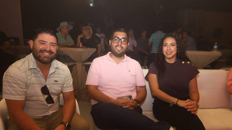 Sergio Lizárraga, líder de la Banda MS, en compañía de los funcionarios Ernesto Palafox y Michell Aguilar.