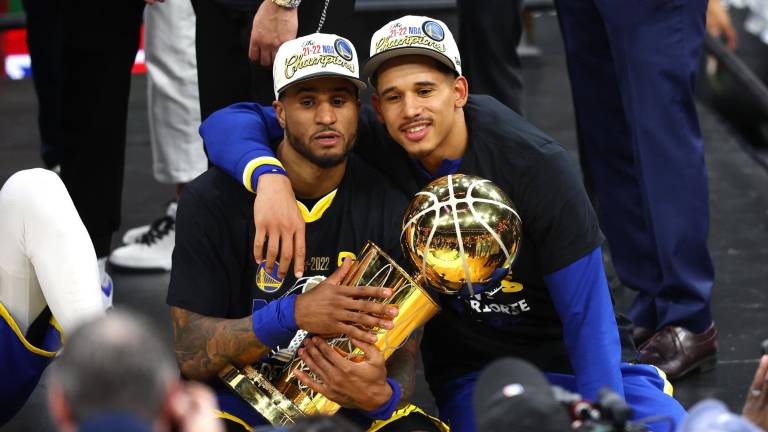 Juan Toscano (der.). México tiene su campeón de la NBA.