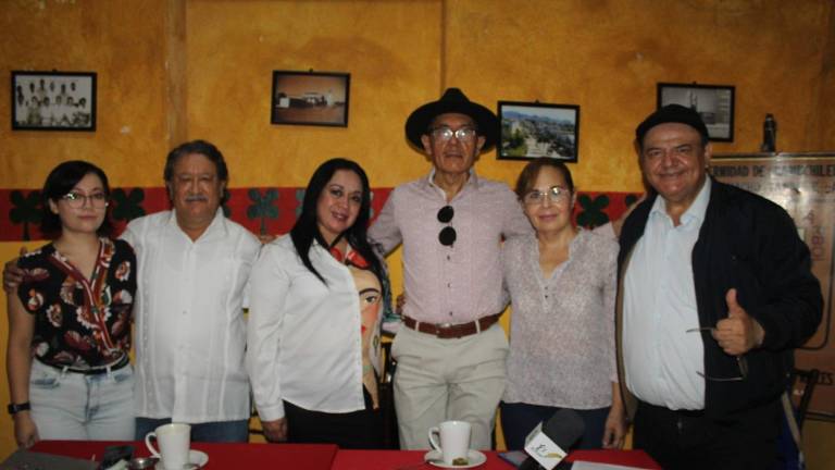 El muralista Ernesto Ríos y una parte del grupo de artistas y promotores que participan en el mural.