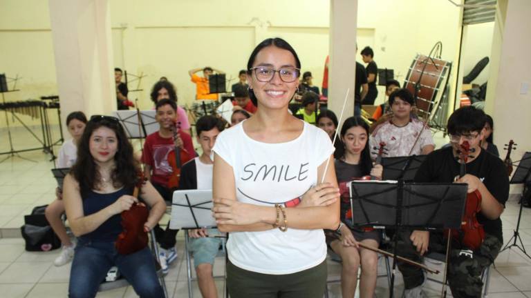 Rocío Pinto, originaria de Guatemala, dirige a los músicos de la Orquesta Sinfónica y Coro Juvenil e Infantil de El Rosario, en Sinaloa.