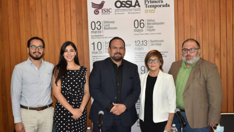 Victoria Tatto, José Manuel Chu y Marco Rodríguez con parte del elenco.