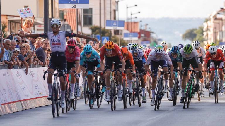 Isaac del Toro celebra a su llegada a la meta del Trofeo Matteotti con el triunfo en las manos.