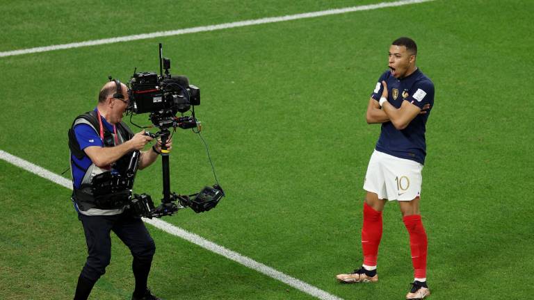 Kylian Mbappé marca dos goles.