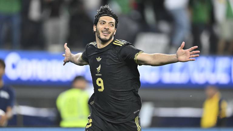 Raúl Jiménez marca doblete por México.