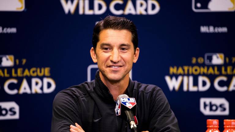 Mike Hazen seguirá como Gerente General de los Diamondbacks de Arizona.