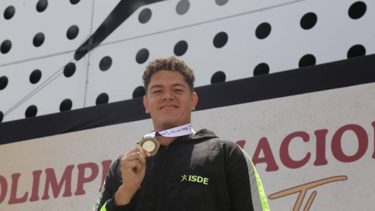 Diego Hernández presume su medalla de oro.