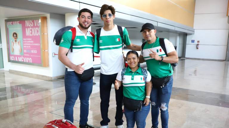 Los paratletas sinaloenses y su entrenador a su llegada a Culiacán.