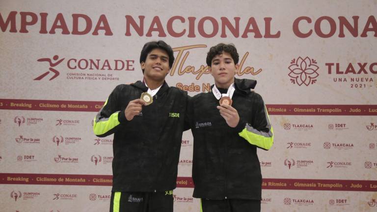 Aarón Ibarra y Gael Rosales muestran sus medallas de All Around.