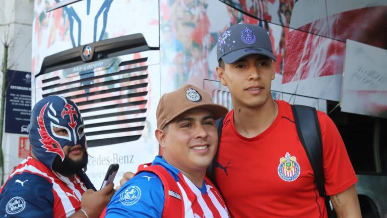 José Raúl “Tala” Rangel posa con un aficionado.