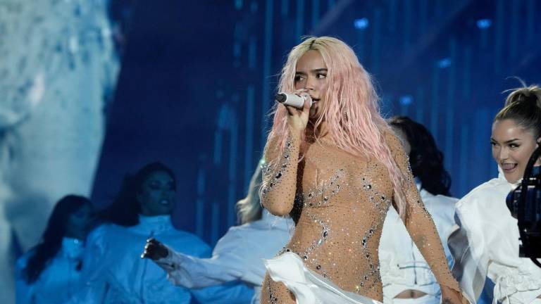 Karol G le canta a más de 80 mil personas en el Estadio Azteca en el segundo de los tres conciertos que ofreció en México.