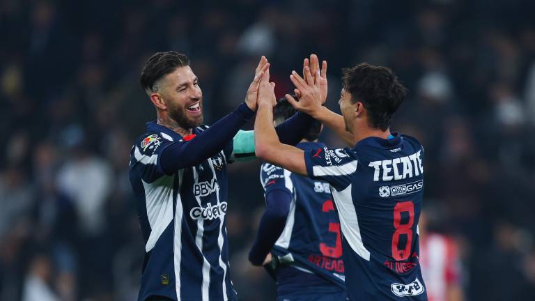 Sergio Ramos celebra con Oliver Torres.