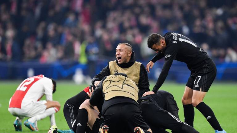 Benfica logró la hazaña en Amsterdam al eliminar al Ajax de la Champions League.