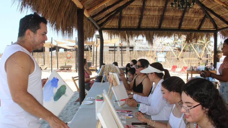 El reconocido pintor Sergio Ramírez ofreció su primer taller de arte en México en Playa El Caimanero, compartiendo su talento con su gente.